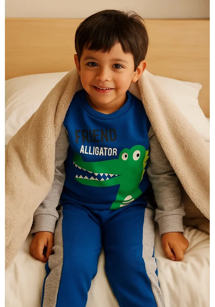 Menino vestindo conjunto de moletom infantil