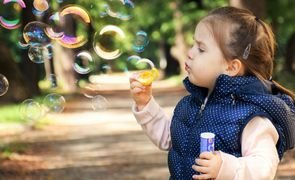 menina fazendo bolhas de sabao