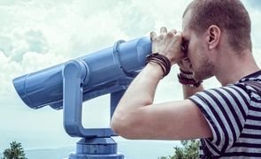 homem olhando binoculos