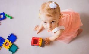 nenem brincando no chao