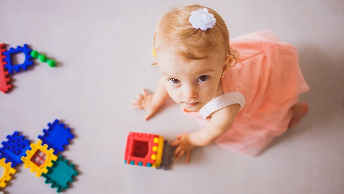 nenem brincando no chao