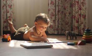 nenem brincando deitada nenem brincando deitada