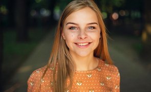 mulher sorrindo para foto
