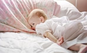 nenem deitada em cama