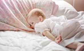 nenem deitada em cama
