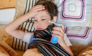 crianca deitado com febre