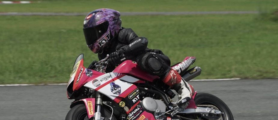 Qual idade a criança pode andar de moto? Entenda o que diz a lei e os cuidados necessários