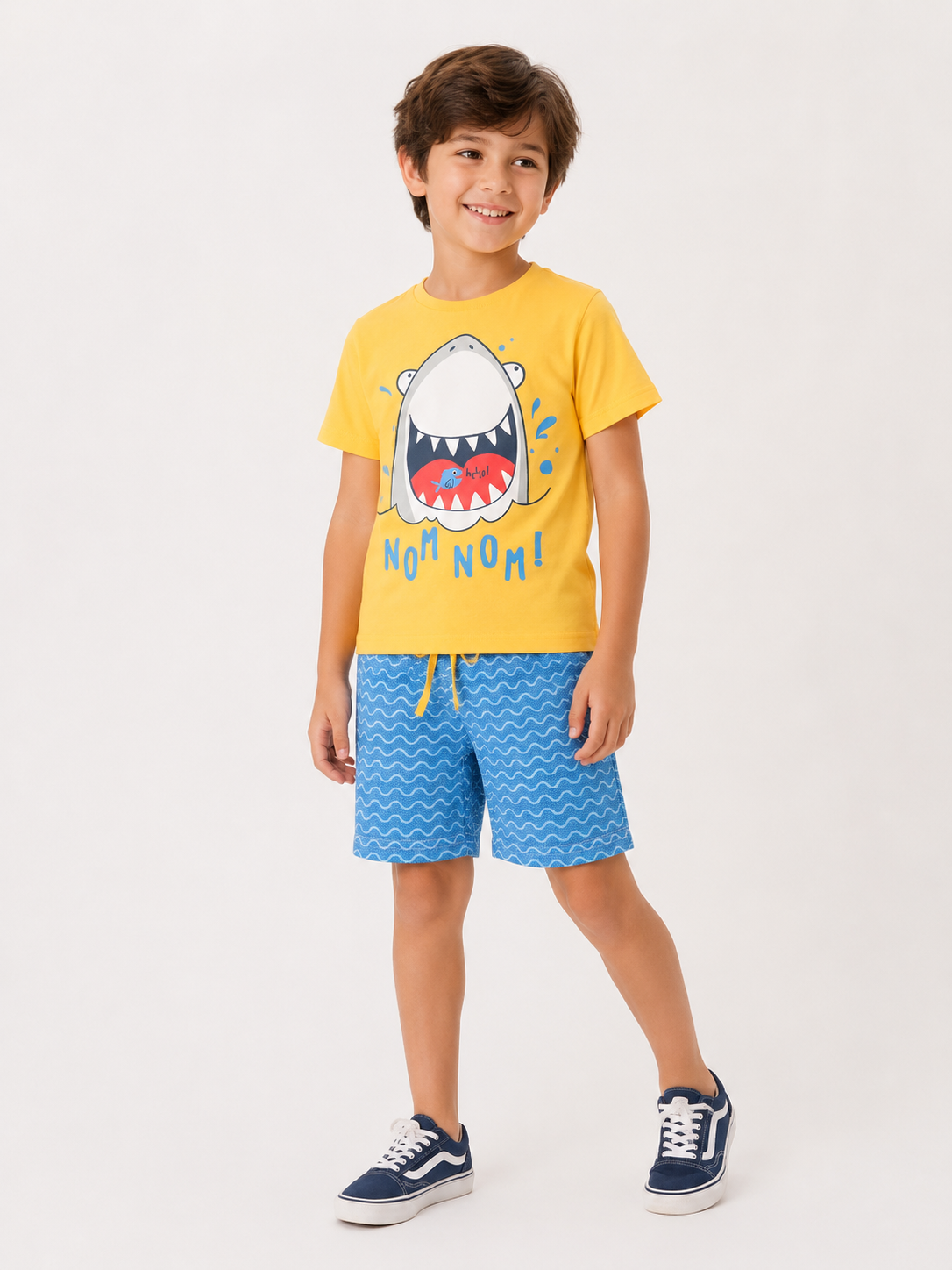 Conjunto Infantil Masculino Tubar&atilde;o Amarelo e Azul &ndash; Estampa Divertida de Praia
