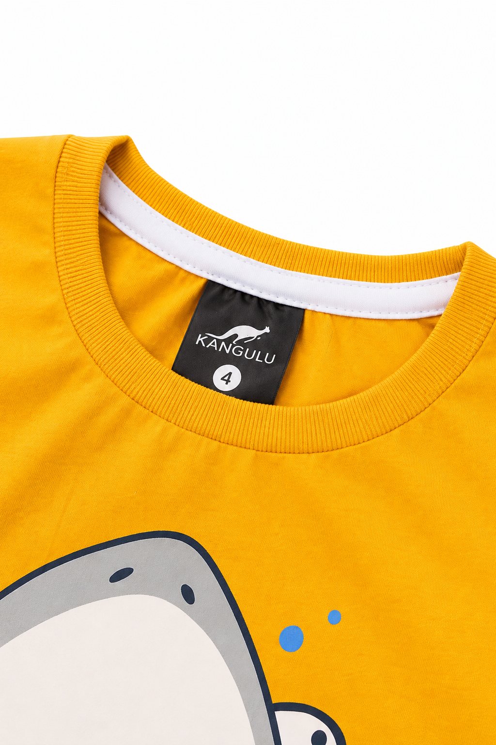 Conjunto Infantil Masculino Tubar&atilde;o Amarelo e Azul &ndash; Estampa Divertida de Praia